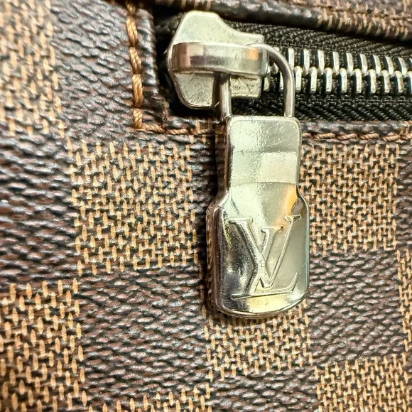 *Beautiful* Authentic Louis Vuitton - Damier Ebene Messenger Bag - Picture 11 of 16